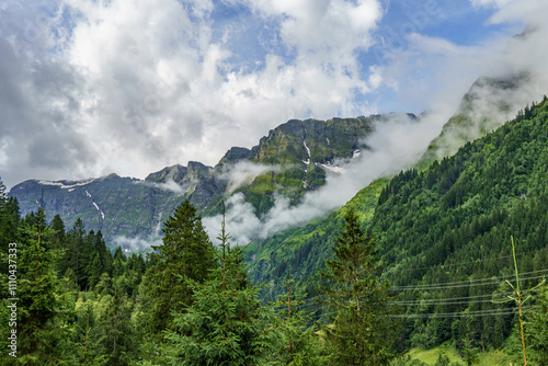 Wandern in den österreichischen Alpen photo