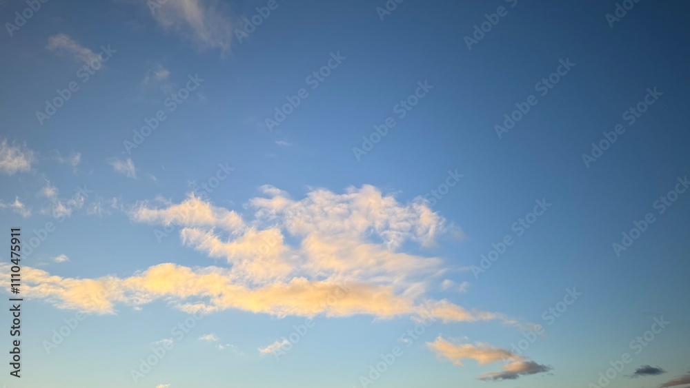 Obraz premium Blue Sky with Horizontal Band of Cirrus Clouds