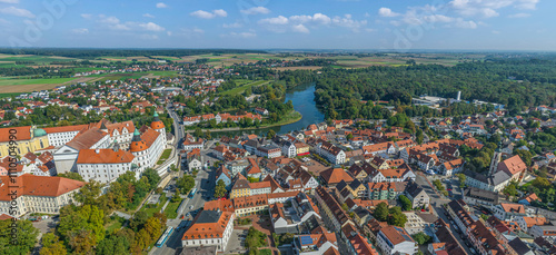 Sonniger Spätsommertag über der oberbayerischen Stadt Neuburg an der Donau