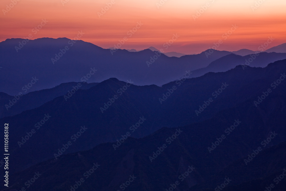 Obraz premium Sunrise view of magnificent layered mountains and colorful clouds background in Taiwan.