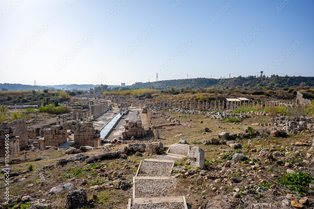 Obraz premium Rows of columns in Perge, Antalya, Turkey. Remains of colonnaded street in Pamphylian ancient city.Rows of columns in Perge, Antalya, Turkey. Ancient Kestros Fountain. Aksu, Antalya