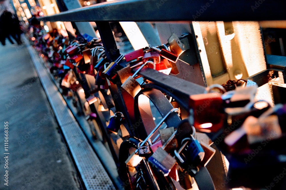 Obraz premium 永遠の愛を誓う恋人たちの「愛の南京錠」 