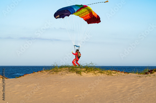 Foto landing parachutist over the beach