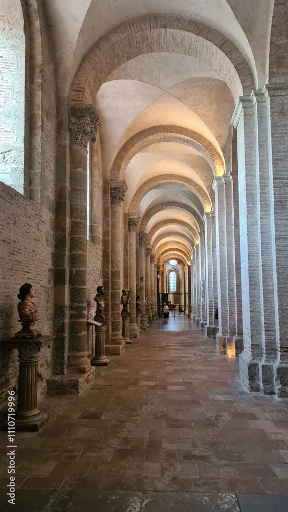 Fototapeta premium Dans les allées latérales de la basilique Saint-Sernin de Toulouse