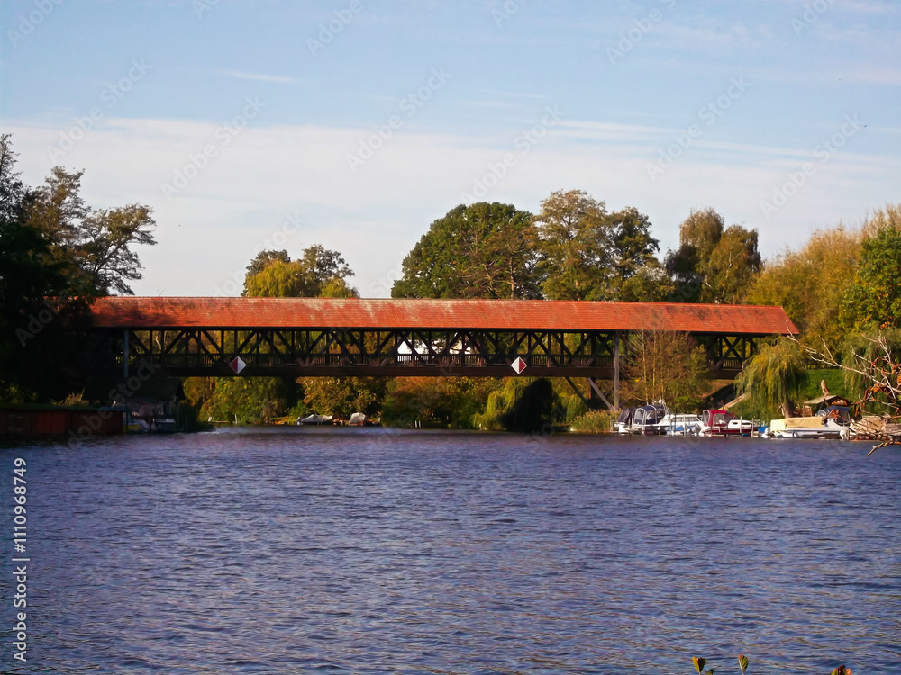 Die Brücke über den Kanal zum See