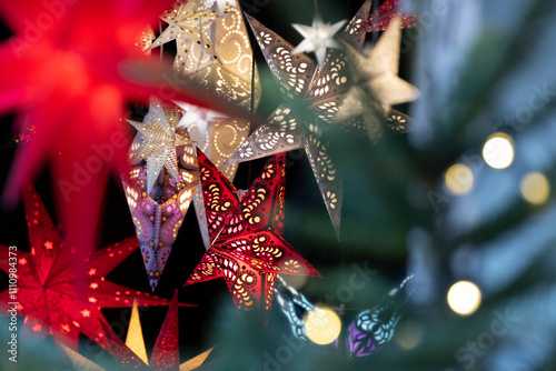 leuchtende, dekorative Sterne auf einem Weihnachtsmarkt zum Verkauf photo
