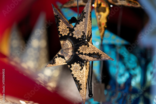 leuchtende, dekorative Sterne auf einem Weihnachtsmarkt zum Verkauf photo