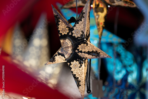 leuchtende, dekorative Sterne auf einem Weihnachtsmarkt zum Verkauf photo