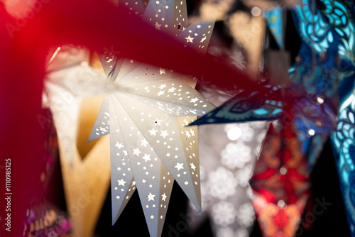 leuchtende, dekorative Sterne auf einem Weihnachtsmarkt zum Verkauf photo