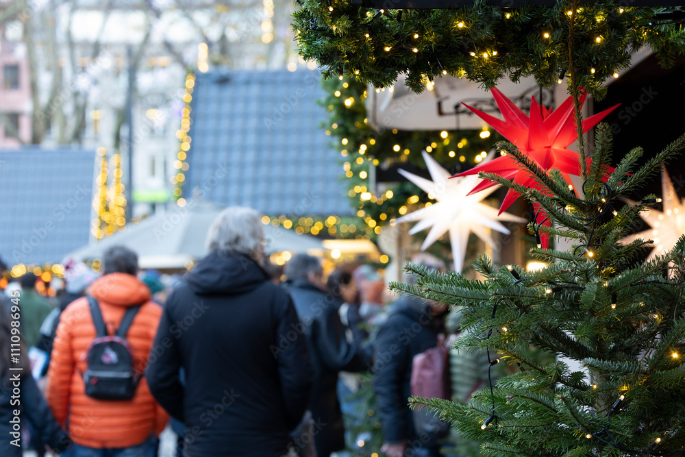 Obraz premium Besucher auf einem Weihnachtsmarkt
