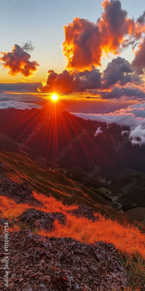Naklejka premium Breathtaking Sunrise Over Majestic Mountains: A Panorama of Golden Hues and Clouds