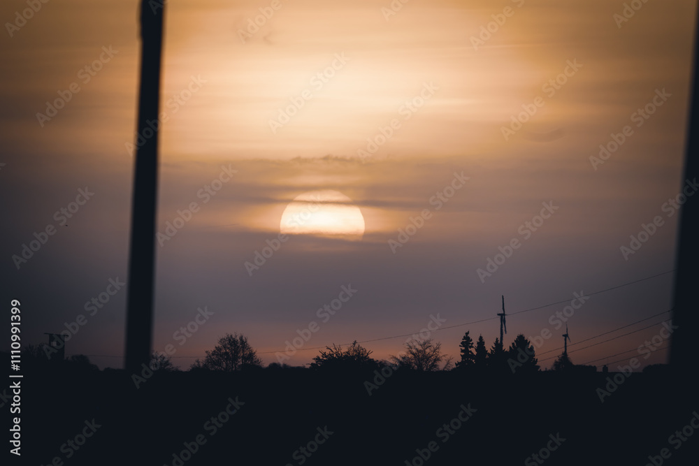 Fototapeta premium Silhouette während eines Sonnenaufganges, dramtischer Sonnenaufgang