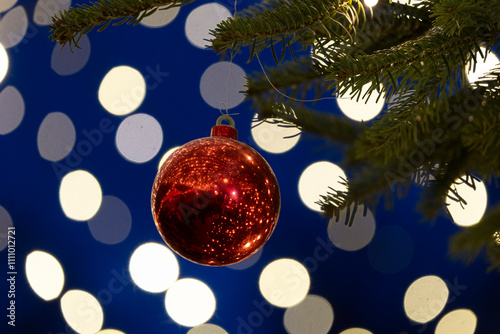 Christbaumkugel auf einem Weihnachtsmarkt photo