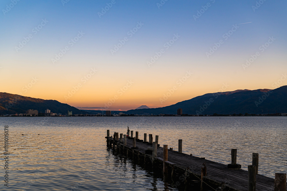 Obraz premium 諏訪湖畔の桟橋からの富士山