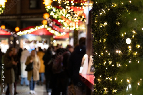 Besucher auf einem Weihnachtsmarkt am Abend photo