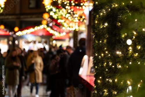 Besucher auf einem Weihnachtsmarkt am Abend photo