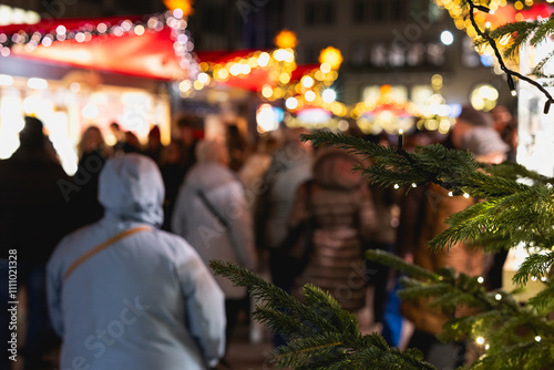 Besucher auf einem Weihnachtsmarkt am Abend photo