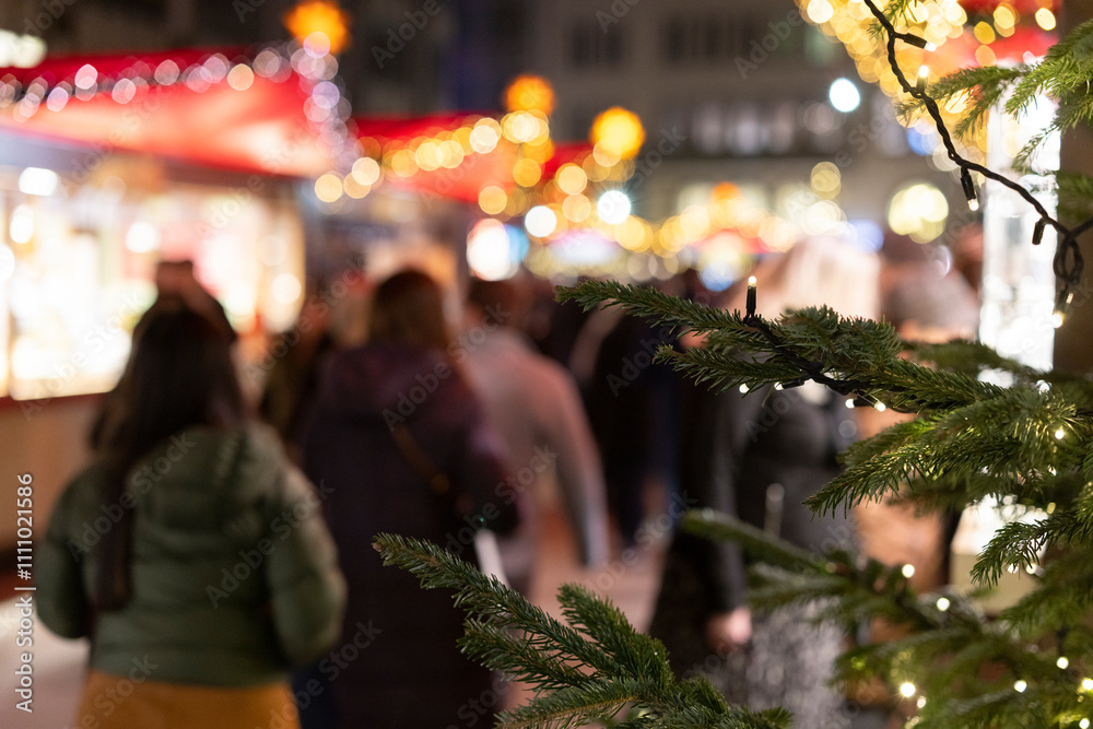 Besucher auf einem Weihnachtsmarkt am Abend Besucher auf einem Weihnachtsmarkt am Abend