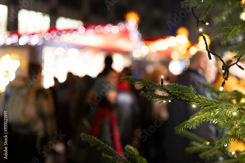 Besucher auf einem Weihnachtsmarkt am Abend photo