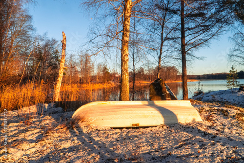 Boot in malerischer Landschaft photo