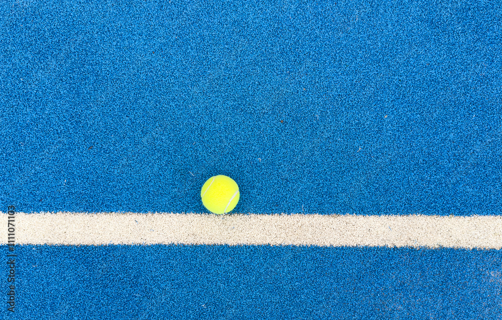 Φωτογραφία r sport concept with padel tennis ball on white line on padel tennis court blue color