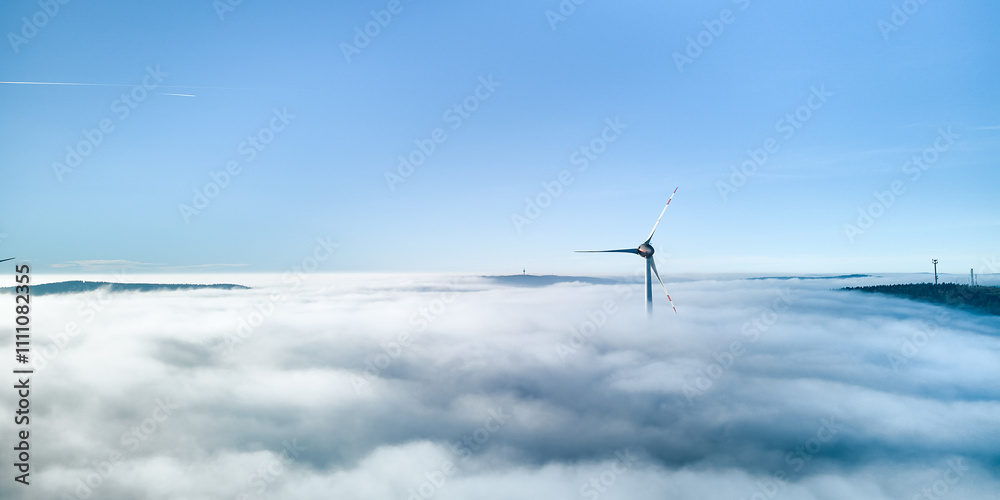 Windkraftanlage im Wolkenmeer und Gegenlicht Windkraftanlage im Wolkenmeer und Gegenlicht
