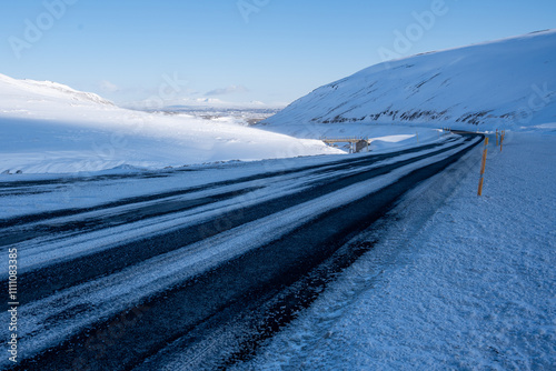 Obraz na płótnie Snowy Mountain Road in Winter w salonie