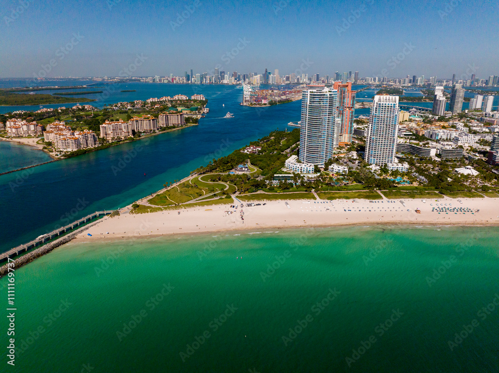 Obraz premium Aerial view of South Point Pier, Miami Beach, Florida