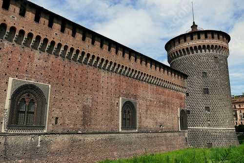 Tour ronde à l’angle sud-est des remparts du château ducal des Sforza à Milan