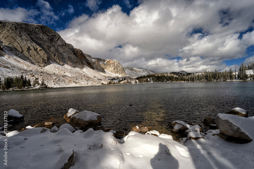 Φωτογραφία Photographer taking pictures at Lake Marie in early winter; Snowy Range; Wyoming