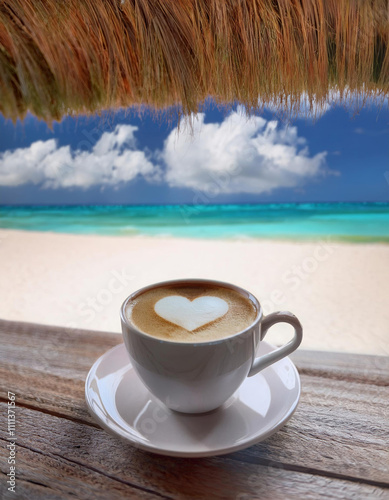 tasse de cafe au lait avec un cœur dans la mousse à la plage mer des tropiques