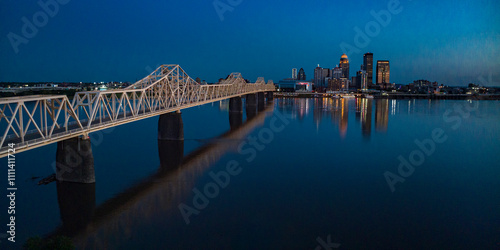 Foto 5/9/23 LOUISVILLE, KY - USA - Clark Memorial into Louisville Kentucky at dusk cr