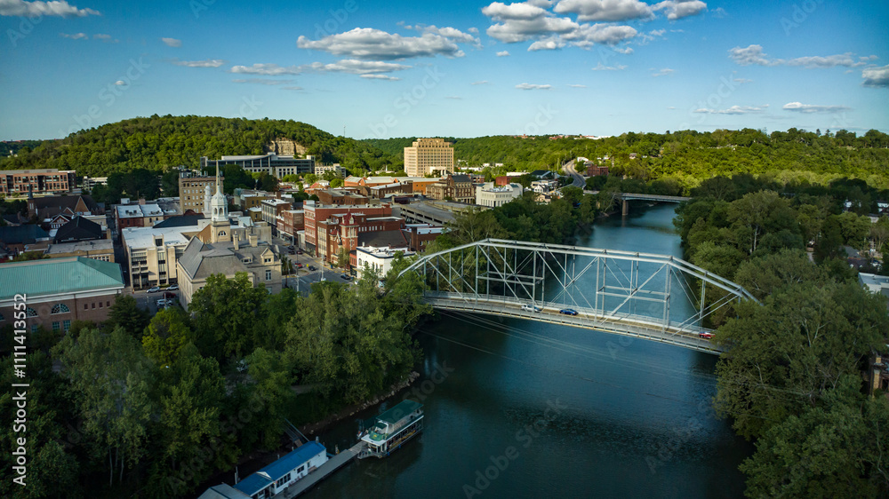 Φωτογραφία MAY 9, 2023 - FRANKFORT KENTUCKY skyline on Kentucky River an aerial view of Fra