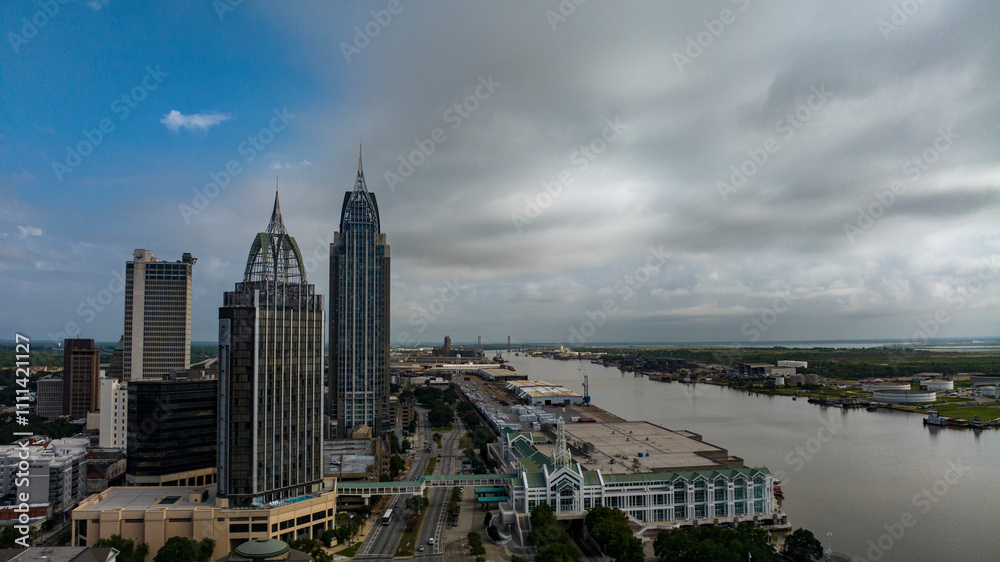 Φωτογραφία JULY 17, 2023, MOBILE, ALABAMA - USA - aerial view of Mobile Alabama skyline wit
