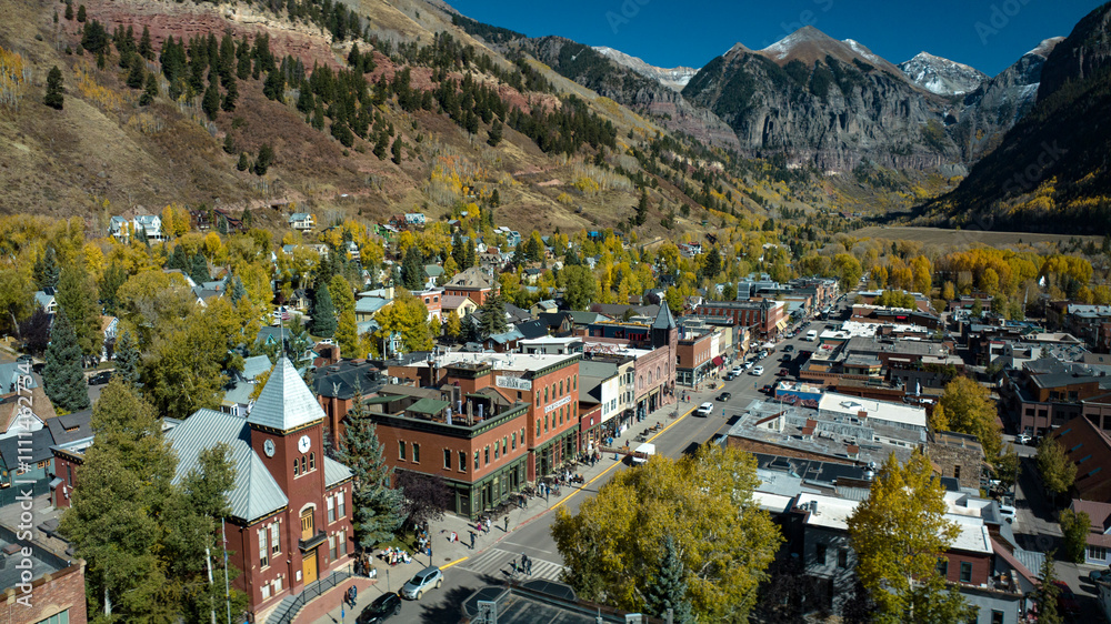Φωτογραφία OCTOBER 14, 2023 - TELLURIDE COLORADO, USA - aerial view of Main Street old west