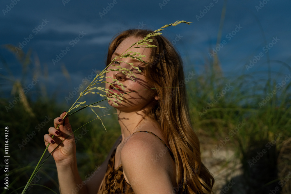 Φωτογραφία Fashionable sensual red-haired woman model in a fashion dress in nature