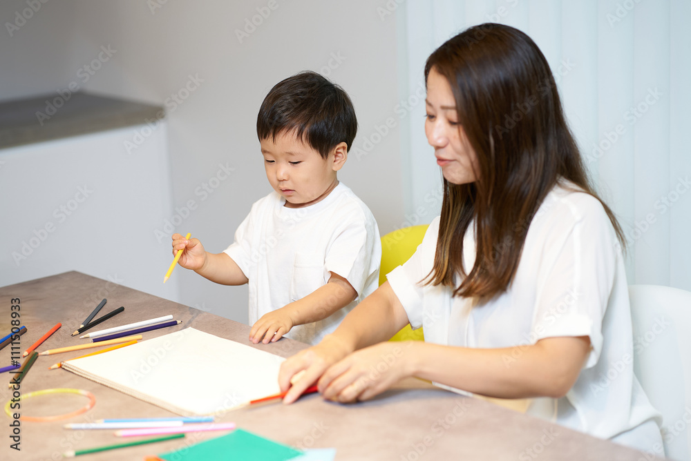 リビングで母親と遊ぶ子供 リビングで母親と遊ぶ子供