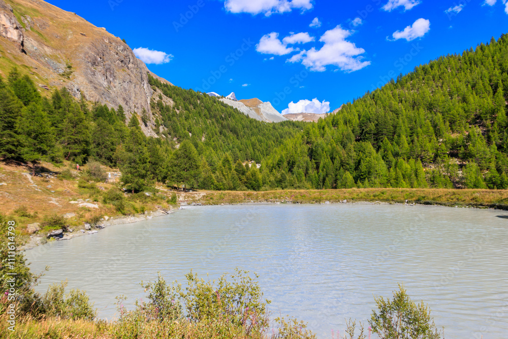 Φωτογραφία View of Moosjisee lake and the Swiss Alps at summer on the Five Lakes Trail in Z