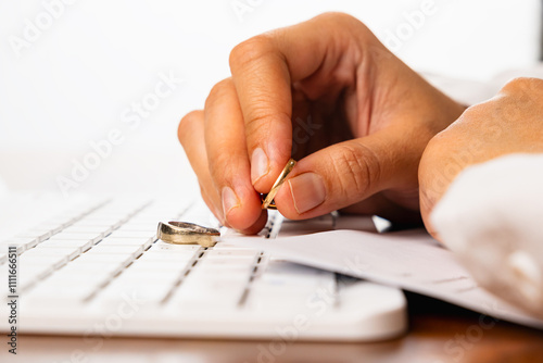 Foto woman hands removing a ring from their finger with a document on the table, symb