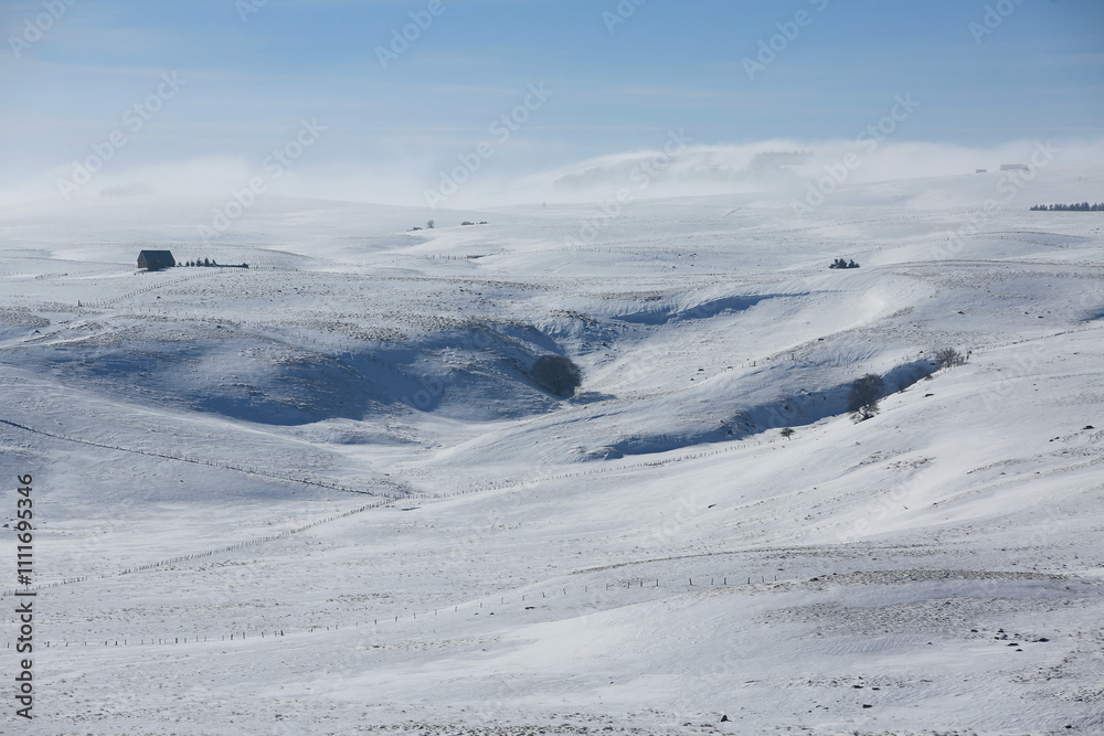 Plateaux enneigés en Aubrac. Aveyron