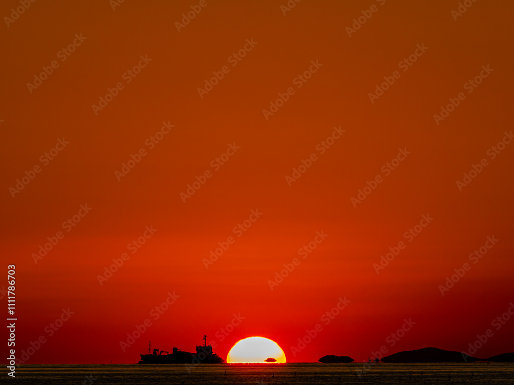 Obraz premium 海に沈む秋の夕日