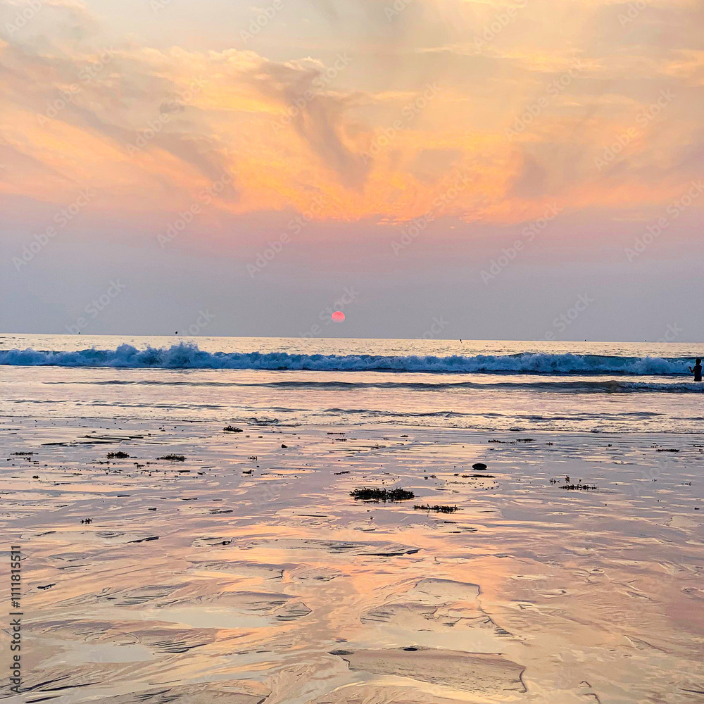 Obraz premium Beautiful dawn and sunset sky at Nang Thong Beach, Phang Nga 