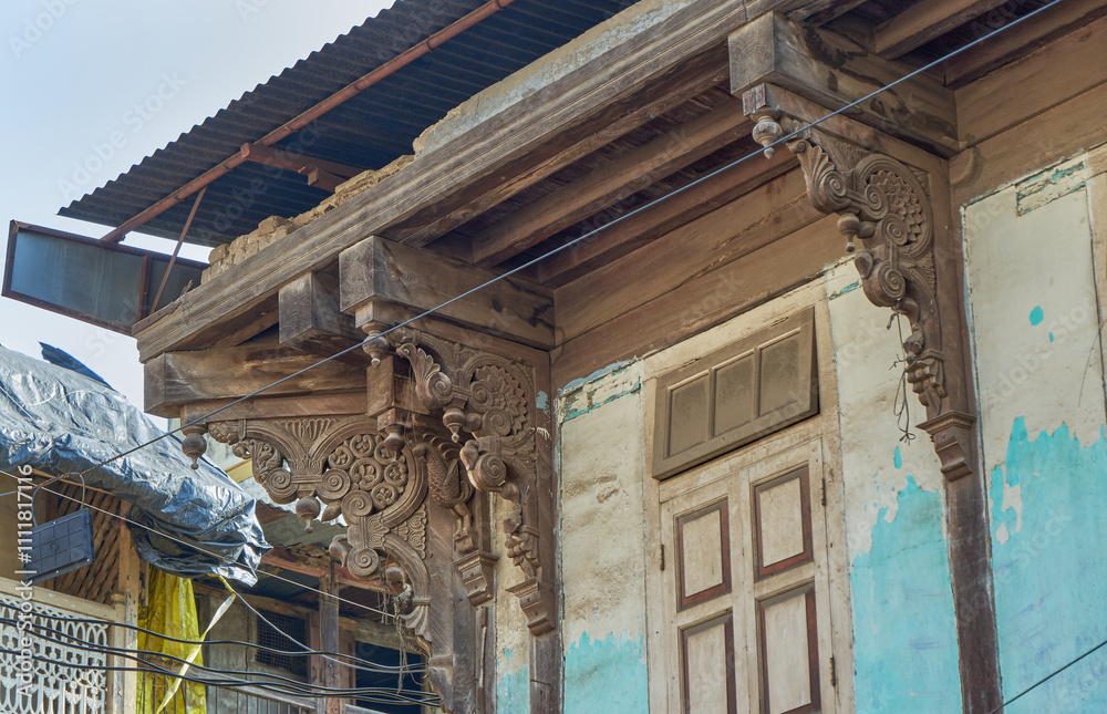 Ταπετσαρία Intricately carved wooden corbel of a traditional house in old Nashik city, Indi