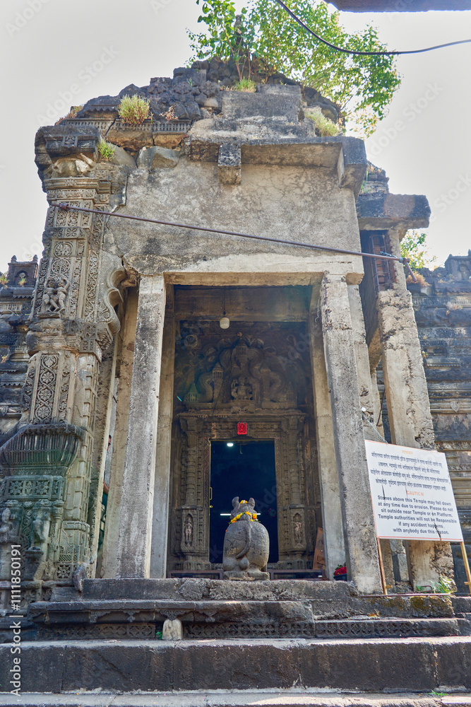 Φωτογραφία Rock idol of bull at the entrance to an old Shiva temple