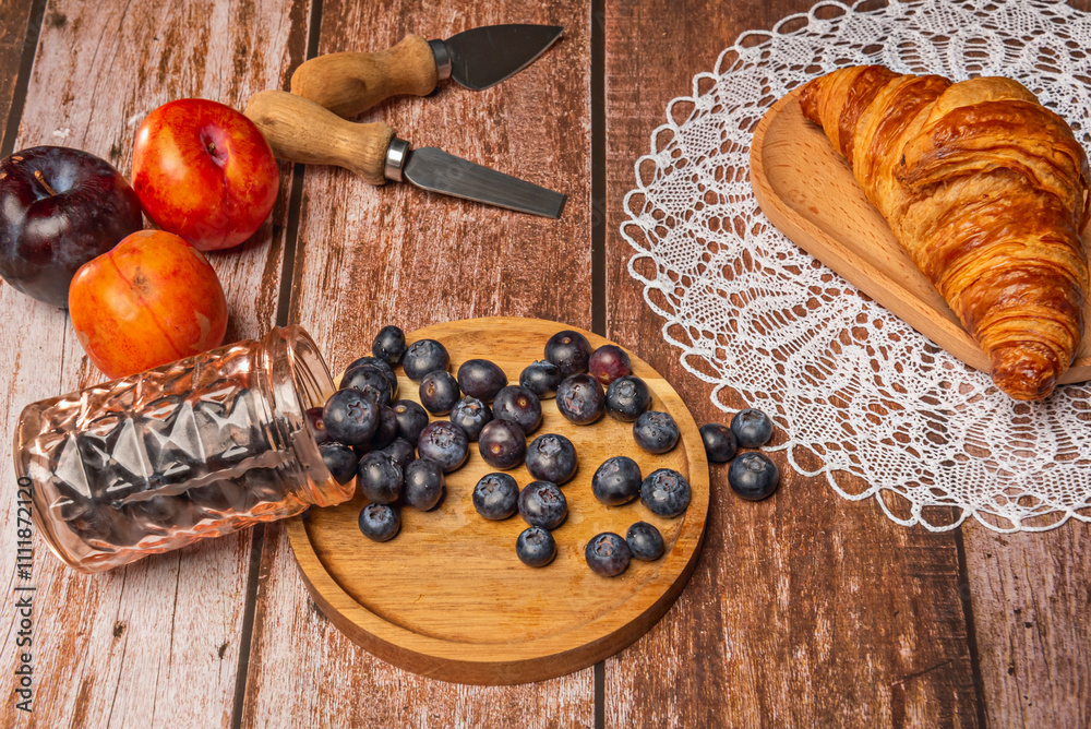 Φωτογραφία fresh blueberries, Greek yogurt, milk, a crumbled piece of croissant and a little honey or sugar to taste