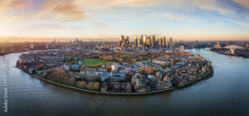 Canvas Print Panoramic aerial sunset view of the Isle of Dogs in London with financial distri