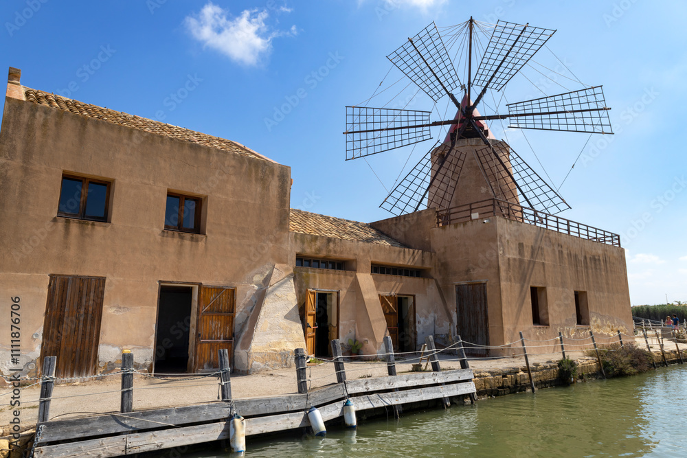 Φωτογραφία TRAPANI, ITALY, JUNE 28, 2023 - Oriented nature reserve Saline of Trapani and Pa