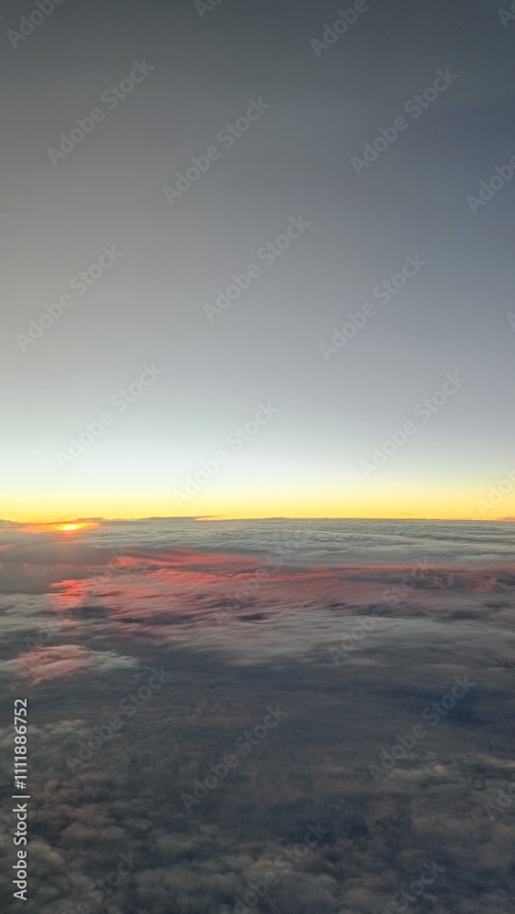 Vista del amanecer desde la ventana de un avión Vista del amanecer desde la ventana de un avión