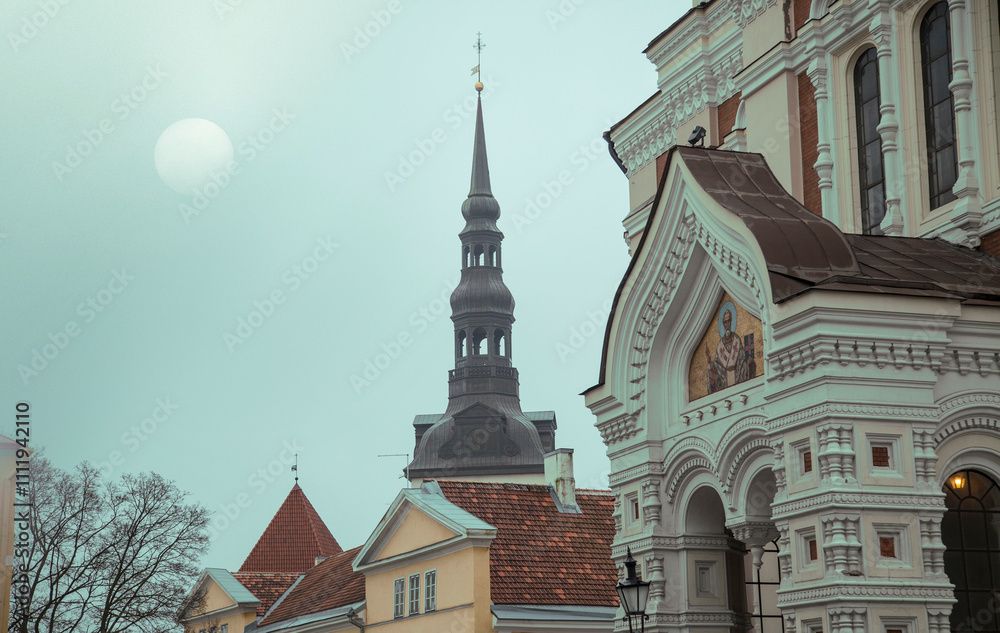Φωτογραφία medieval winter Tallinn in the misty mystical light of the morning sun