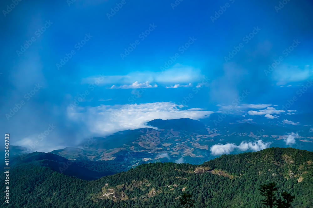 Obraz premium Breathtaking mountain view overlooking lush valleys majestic landscape photography serene atmosphere wide angle perspective